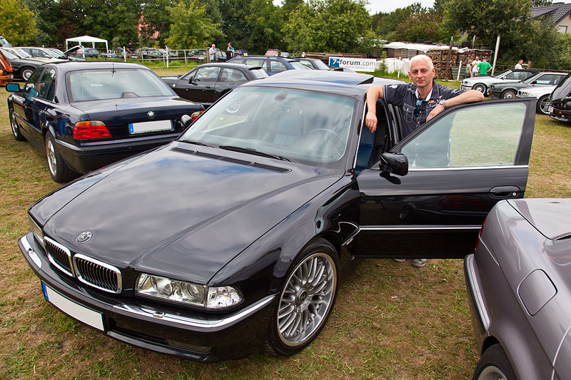 Uwe ('Stinger') mit seinem BMW 750i (E38) beim BMW-Treffen auf Pauls Bauernhof 2012