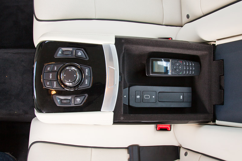 Mittelkonsole im Fond mit iDrive Controller, Telefon, und WLAN Hotspot im BMW 760Li Individual