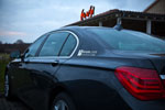 BMW 750Li (F02) mit Forums-Aufkleber auf dem Stammtischparkplatz