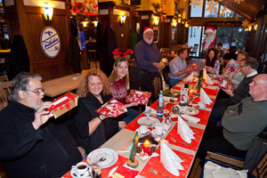 Die Rheinischen 7er-Stammtischler beim Weihnachtswichteln