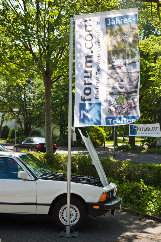 Jahrestreffen-Flagge, gehalten vom BMW 728iA (E23) von Hans-Jrgen ('Raketen-paa')