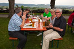 7-forum.com Jahrestreffen 2012: Teilnehmer im Biergarten an der Burg Stettenfels