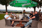 7-forum.com Jahrestreffen 2012: Teilnehmer im Biergarten an der Burg Stettenfels