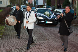 Giray ('BMW-Freak') auf dem Weg zu seiner Zukünftigen