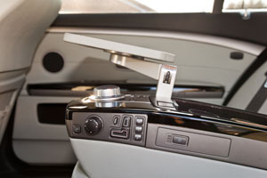 Mittelkonsole im Fond mit iDrive Controller und Klapptisch im BMW 730dL (E66) von Giray ('BMW-Freak')