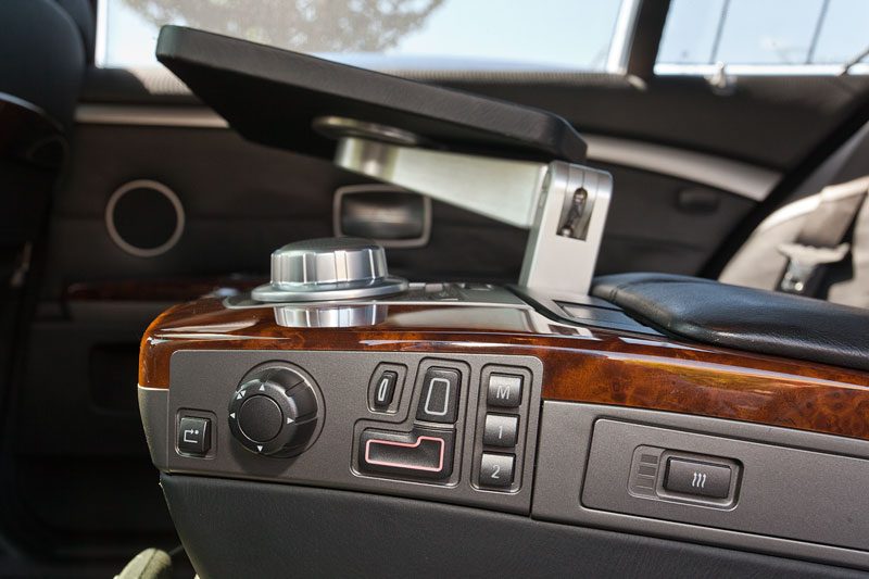 feststehende Mittelkonsole mit iDrive Controller und ausklappbarem Tisch im Fond des BMW 760Li von Jeroen ('GJS')