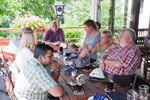 BMW 7er-Stammtischrunde auf der Terrasse am Wickrather Brauhaus