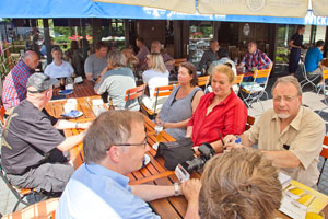 7er-Stammtischrunde auf der Terrasse des Wickrater Brauhauses