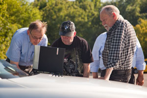 Axel ('Amber'), Ralf ('MetalOpa') schauen sich den Fehlerspeicher von Walters ('wbwaldi') BMW 735i (E65)