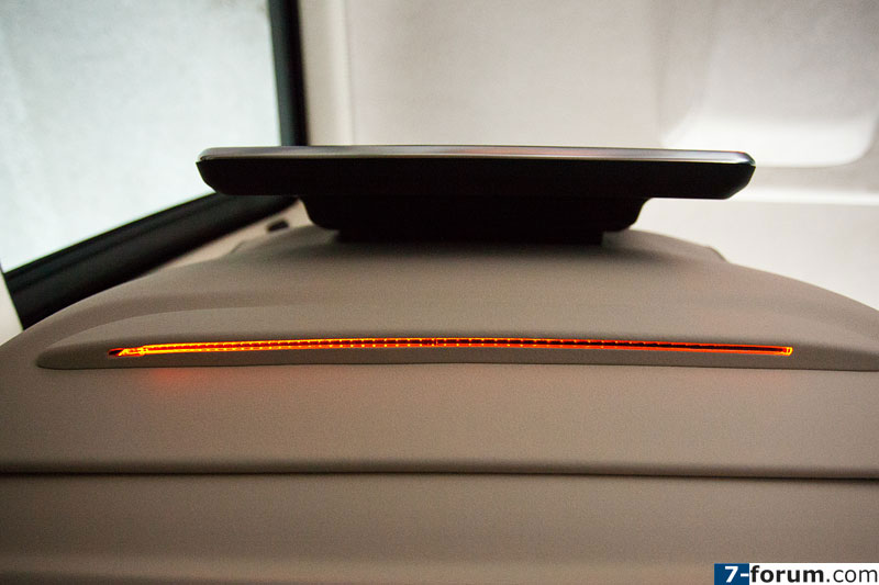 Fond-Bildschirm am Fahrersitz, darunter LED-Lichtleiste fr ambientes Licht im BMW 730LD (F02) von Christian ('Christian')