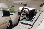 7-forum.com Moderator Alexander ('Highliner') schaut sich den Alcantara Dachhimmel im BMW 730Ld (F02 LCI) von Christian ('Christian') an