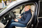 Claudia, Frau von Dirk ('730i V8'), nahm im neuen BMW 730dL (F02 LCI) von Christian ('Christian') Platz