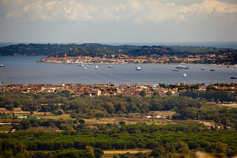 Saint-Tropez und der Golf von Saint-Tropez, gesehen von der Ruine des Schlosses der Grimaldi Frsten in Grimaud