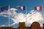 Flaggen an der Zitadelle von Saint-Tropez