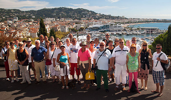 Gruppenfoto der Sternfahrer vor der Notre Dame de l'Esperance in Cannes mit Cannen im Hintergrund