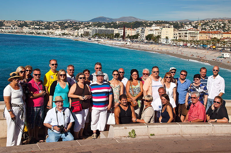 Gruppenfoto der Sternfahrer in Nizza mit der Promenade Anglais im Hintergrund