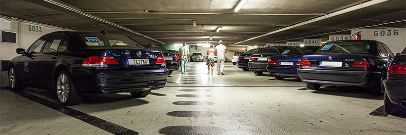 7er-BMWs der Sternfahrer im Parkhaus Chemin des Pcheurs in Monaco
