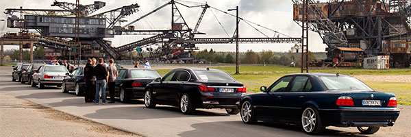 BMW 7er-Autoschlange vor der Ferropolis, hinten der BMW 740i (E38) von Thomas ('7mer')