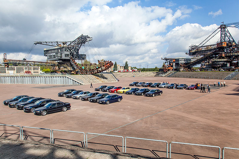 Gruppenfoto mit den teilnehmenden 7er-BMWs in der Arena der Ferropolis