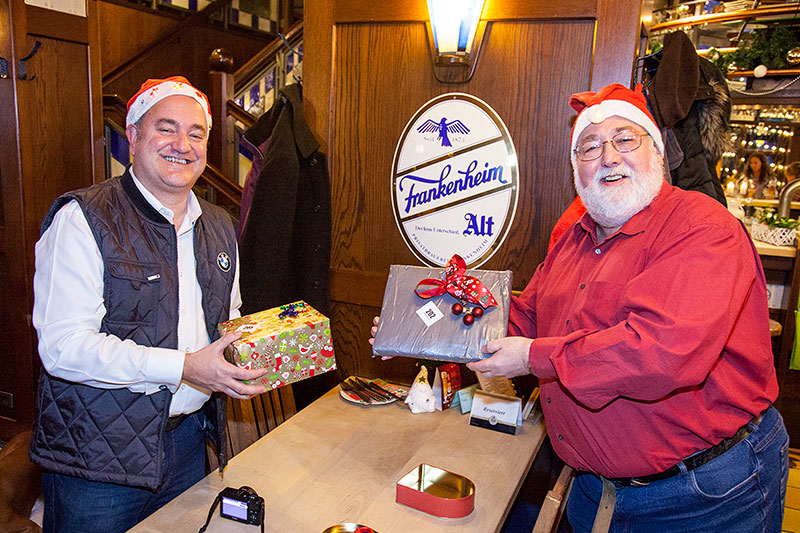 Stammtisch-Organisator Rudi ('rednose') und Mike ('Mike 56') mit ihren Wichtelgeschenken