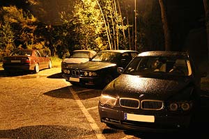 BMWs auf dem Restaurant-Parkplatz am Abend