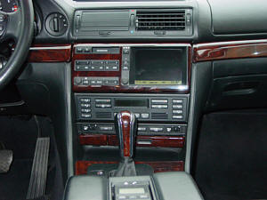 Mittelkonsole mit Navigationssystem im BMW 750i (E38)