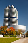 BMW Konzernzentrale 'Vierzylinder' mit dem BMW Museum vorne