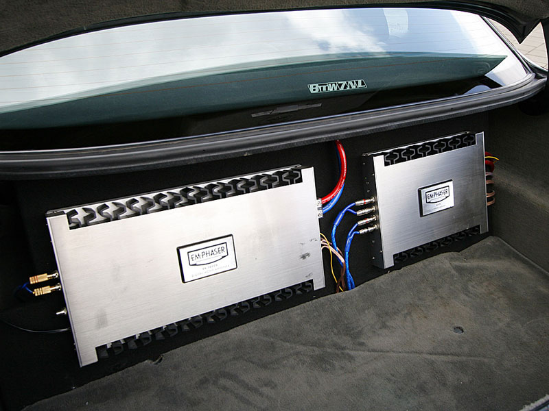 Backstage: Die Verstrker und Woofer  beides von Emphaser  sind ins Gepckfach integriert