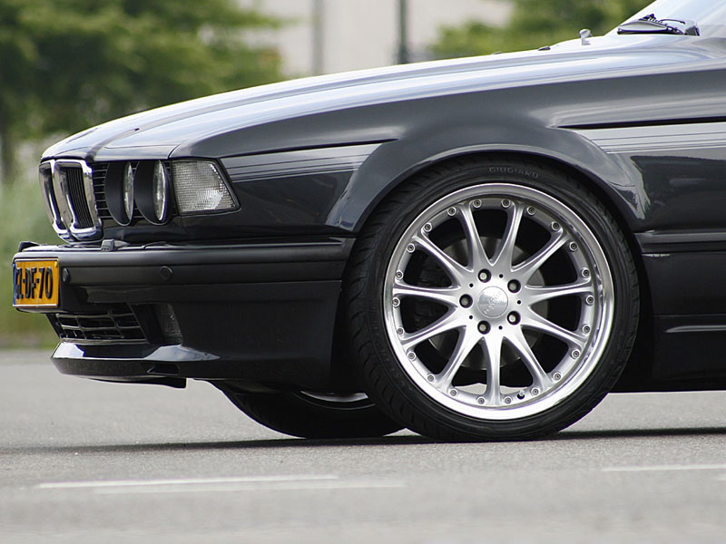 Dsteres Antlitz: schwarze Scheinwerfer, graue Blinkleuchten