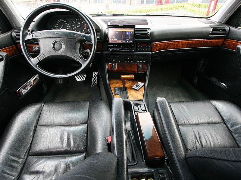 Wilkommen in der Upperclass: Der feudale Innenraum hlt feines Bffelleder und bildschne Holzintarsien bereit