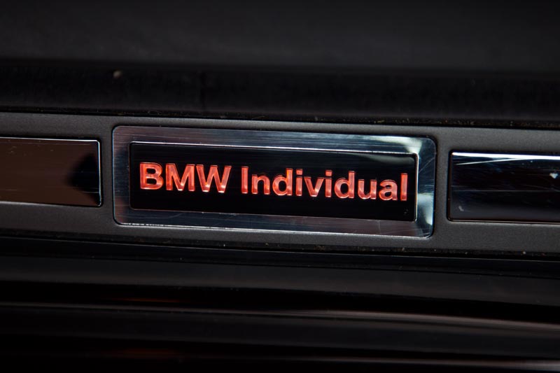 beleuchtete BMW Individual Tr-Einstiegsleiste.