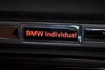 beleuchtete BMW Individual Tür-Einstiegsleiste.