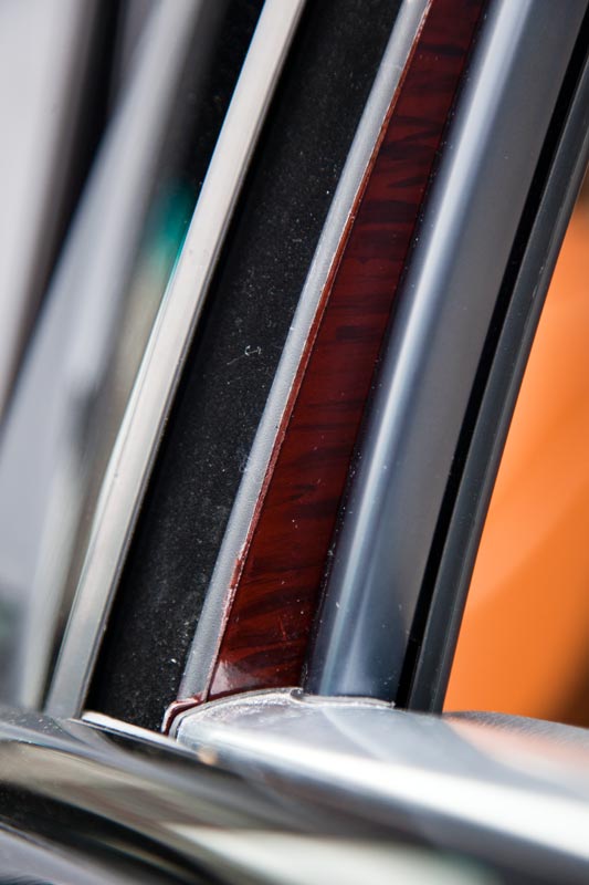 Fensterrahmen mit Carbonleiste in Edelholzfarbe.