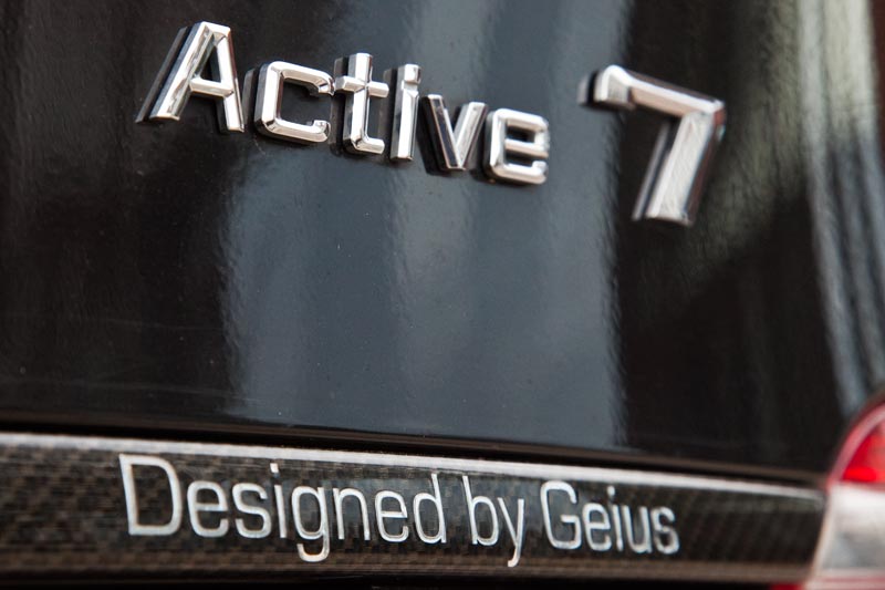 Carbonleiste auf dem Kofferraumdeckel mit Schriftzug 'Designed by Geius'