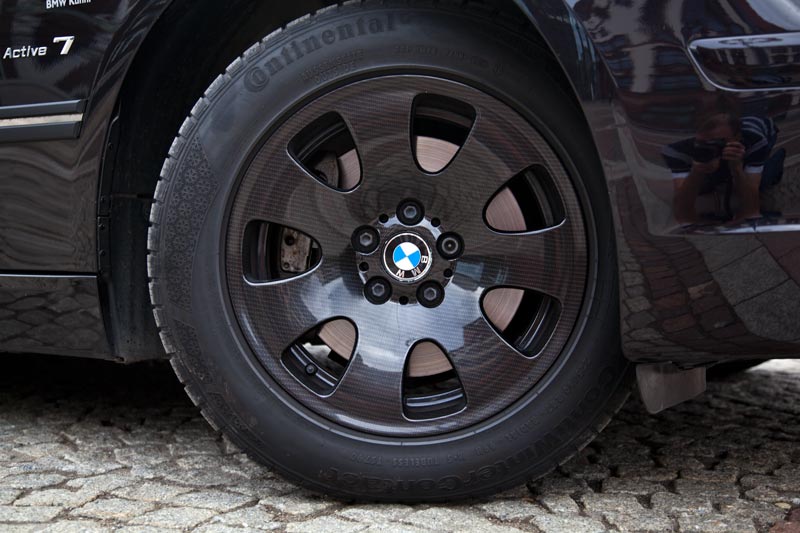 17 Zoll Alufelge, mit Carbon berzogen.