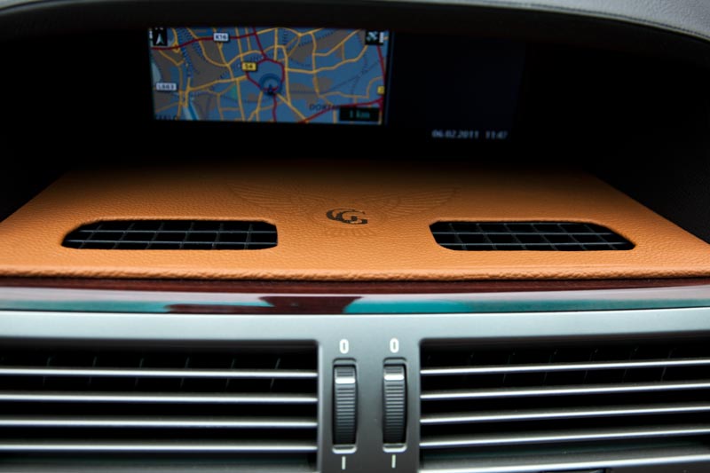 Auch unterhalb des Bord-Monitors gibt es einen Lederbezug - mit dem von Gnter entworfenen Geier-Logo.