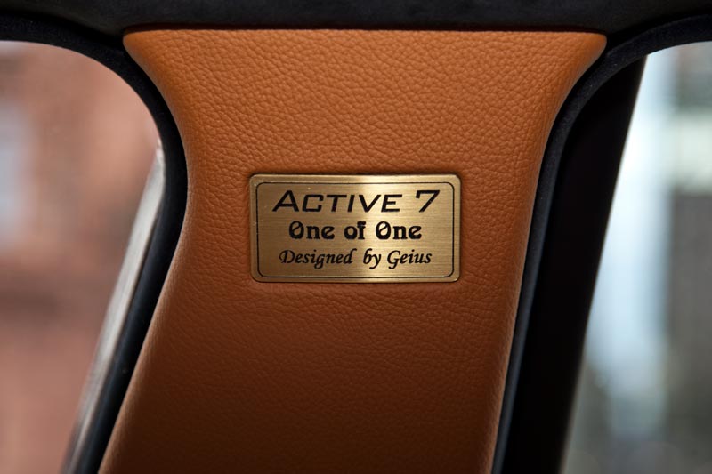 'Active 7' Typschild auf der B-Sule im Innenraum.