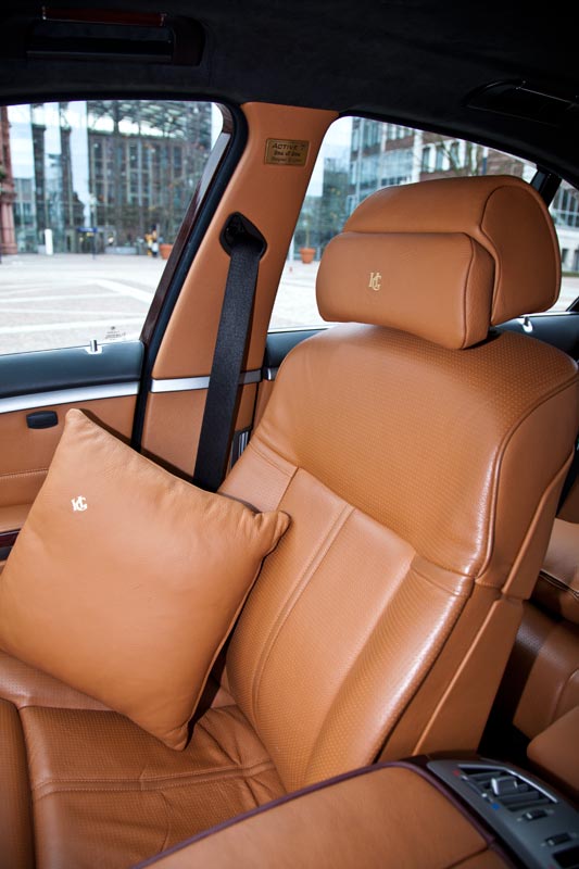 Schild 'Active 7 - One of One - Designed by Geius' auf der B-Sule.