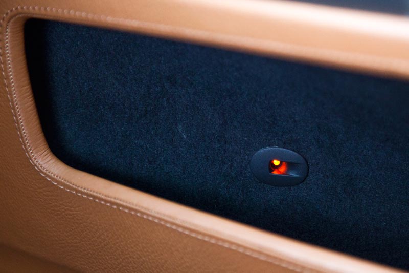 Beleuchtete Tr-Taschen im BMW 7, angelehnt an die Umsetzung von Benni Hilder ('warp 735').