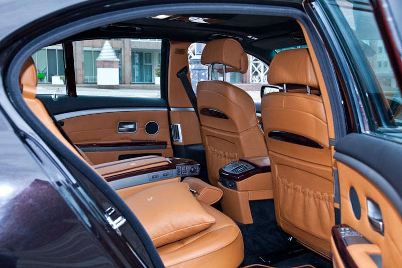 BMW 730d (E65) Individual 'One', Innenraum hinten. Der Individual-Farbton Rubinschwarz mit roten Pigmenten wird hier links sichtbar.