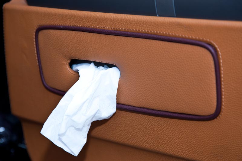 Dem 7er der Modellreihe E38 entlehnt: der Papiertuch-Spender in der Tr.