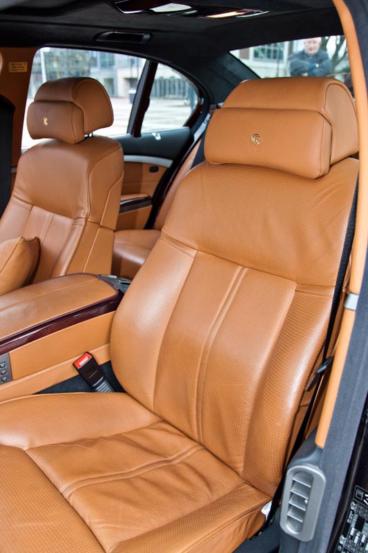 Fahrersitz fr Gnter Geier mit den Initialen 'GG' in der Kopsttze.