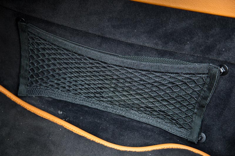 Nachgerstetes Ablage-Netz im Fahrerbereich.