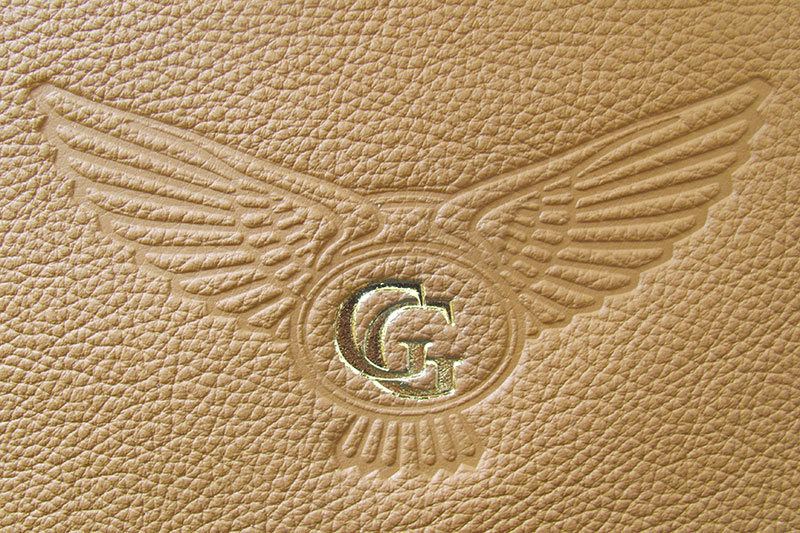 von Gnter Geier entworfenes Geier-Logo mit seinen in Gold gefassten Initialen.
