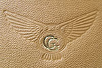 von Günter Geier entworfenes Geier-Logo mit seinen in Gold gefassten Initialen. 