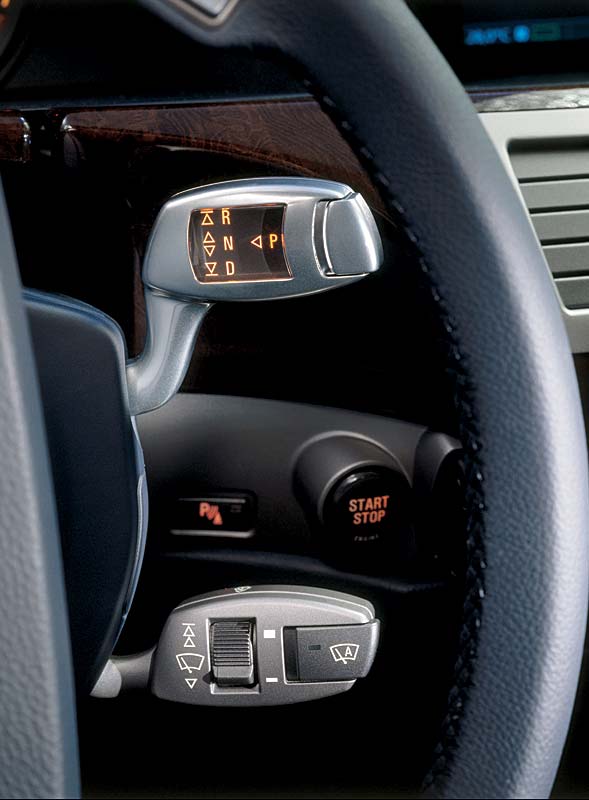 Foto: Schaltung am Lenkrad mit Shift-by-Wire-Technologie ...