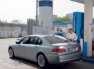 BMW Hydrogen 7 wird an einer Gastankstelle in Berlin betankt 