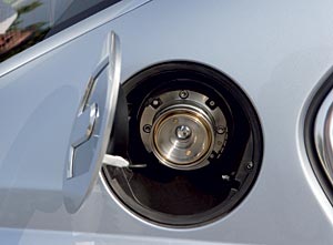 Wasserstoff-Tank-ffnung am BMW Hydrogen 7 (Modell E68)