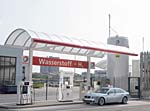 BMW Hydrogen 7 an einer Wasserstoff-Tankstelle in Berlin