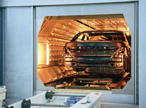 BMW 7er (E65) in der Infrarot-Trockenkabine im BMW-Werk Dingolfing